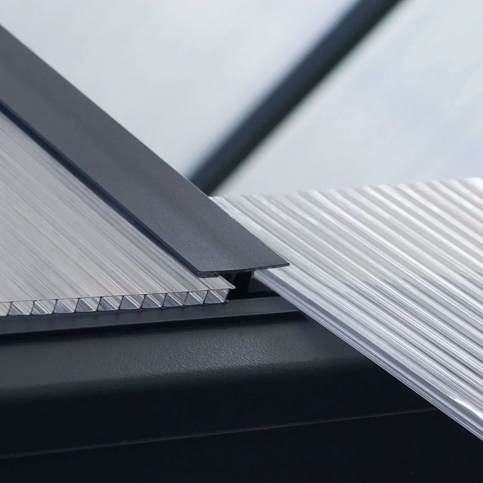 Serre de jardin aluminium VEIKOUS avec évent de toit réglable et porte verrouillable Grise