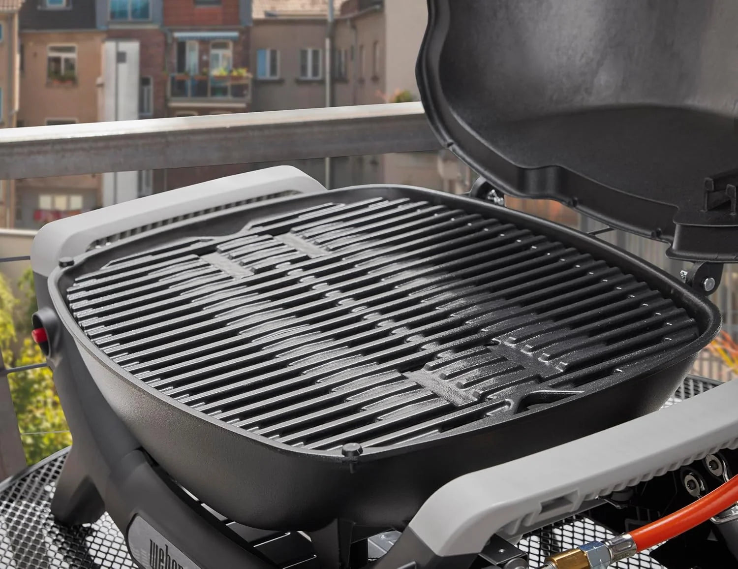 Weber Barbecue à gaz Q 1100N / Barbecue portable léger pour camping, patios et balcons avec brûleur haute efficacité, grilles en fonte émaillée et allumage électronique, noir