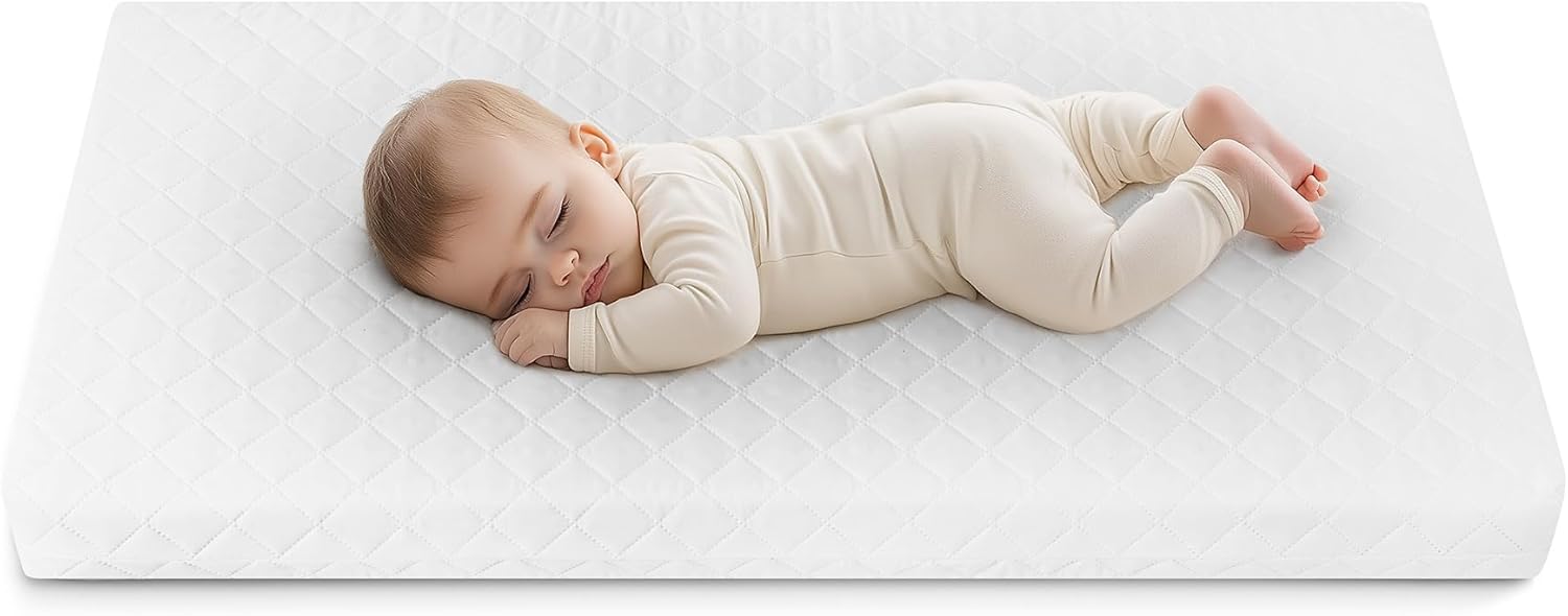 Love For Sleep lit bébé évolutif en bois blanc 120 × 60 cm avec matelas mousse, tiroir, barrière de sécurité et protections en silicone, modèle Jacob