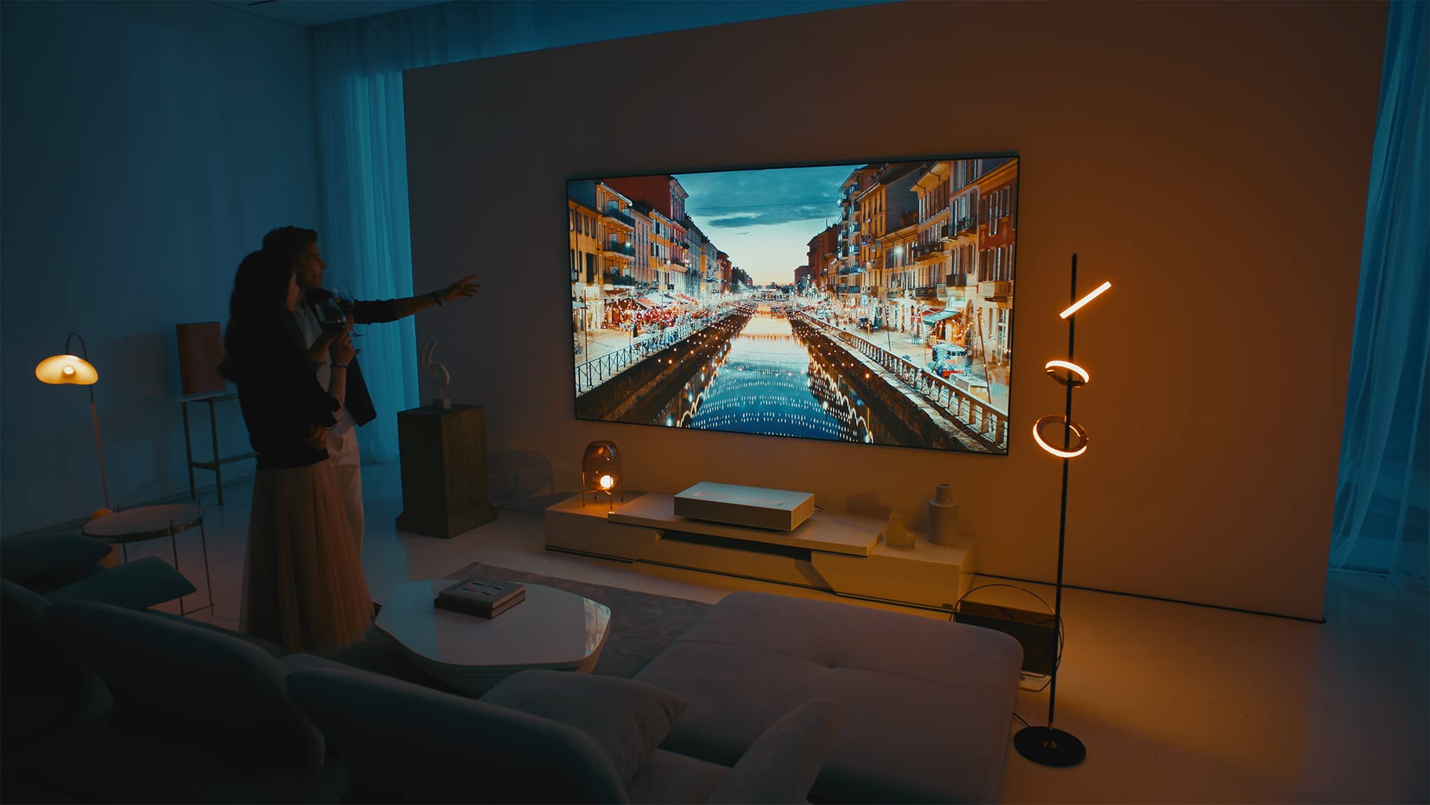 LG CineBeam Vidéoprojecteur Laser HU915QE Focale Ultra Courte pour Home Cinema, 3700 lumens, 4K UHD 2160p, Projection Entre 90"~120", LG Smart webOS6.