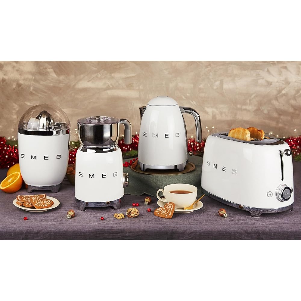 Smeg, Presse Agrumes électrique CJF11WHEU, Mise en Marche Automatique à Pression, Bec Anti-goutte et C?ne Universel, Base Antidérapante, Range Cordon Intégré, 70W, Blanc : Cuisine et Maison